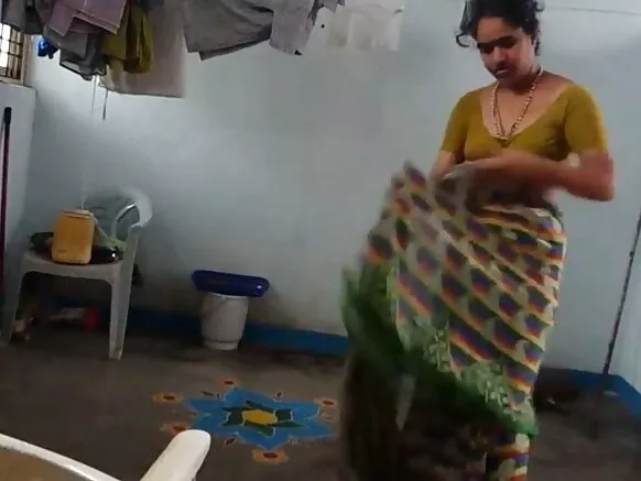 Desi rifeensa kan qabu armpits, dubartoonni bilchaatan walqunnamtii saalaaf mana fincaanii keessatti saree uffachuu booda.