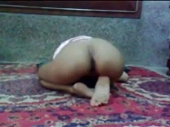 Sexy desi girl fucked busty bilchaataa jaarsa qarqara galaanaa irratti.