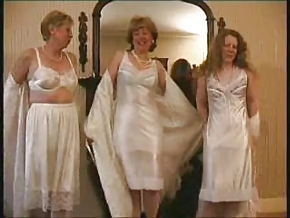 Viidiyoo porno vintage lingerie shamarran fi maanguddoota magaalattii wajjin.