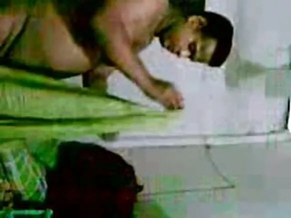 Dhugaa manaa Hindii aunty in saree haadha abbaa warraa wajjin walqunnamtii saalaa raawwachuu.