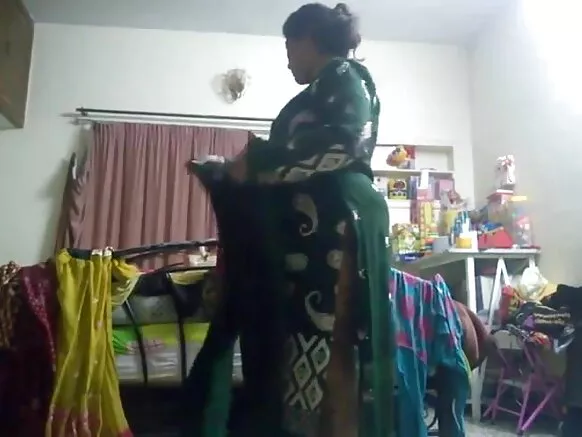 Aunty hiriyoonni gaa'elaa bilchaataa ho'aa kaameraa irratti dhokatan fiilmii hojjetti.