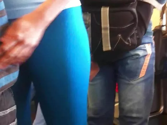Giiftii baayyee sooressaa kan adaadaa rifeensa qabdu kan blue lycra uffatte.