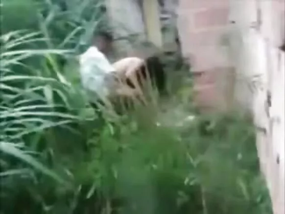 Ollaan viidiyoo dubartoota bilchaataa rafaa jiran kanneen patio irratti wal qunnamtii saalaa raawwachaa qabamanidha.