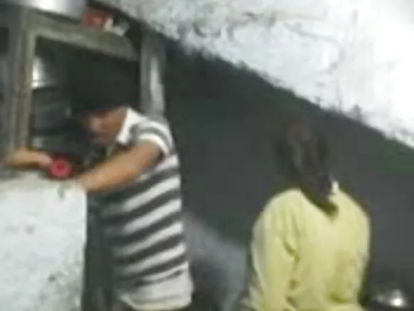 Hindii Hindii Kaabaa Laatiin ho'aa bilchaataa aunty waliin kaameraa sirreessitee ishee qunnama.