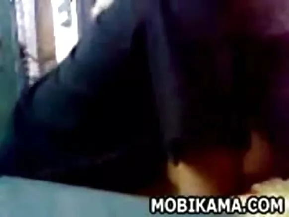 Haadha manaa dureeyyii dullooman busty mana Hindii keessatti.