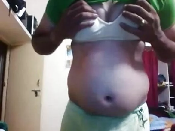 Hot Indian shemale dubartoota bilchaataa ta'an keessatti bilisaan of agarsiisti video manaa cam irratti.