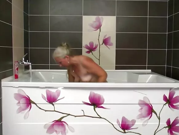 Haati dulloomtuun qaama saalaa dargaggeessa mana fincaanii keessatti fudhatti, haati ilma ishee dulloomaa sossoba.
