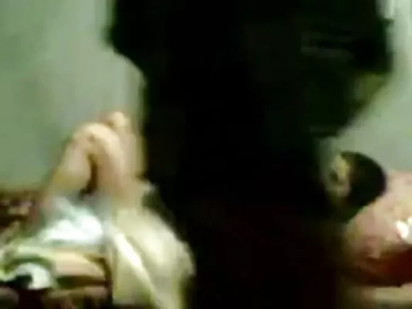 Jaalalleen Bengali giiftii bilchaataa qaama saalaa keessatti fucks.