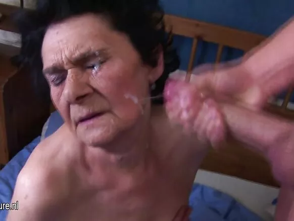 Amateur granny mi'aa durii fucking kan dargaggeessa cum jaallatti.