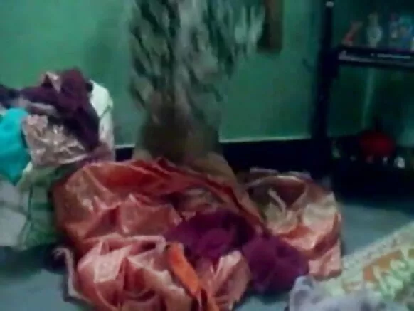 Hindiin viidiyoo porno giiftii dulloomtuu aunty 1084 ilaalti.