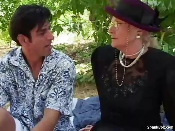 Squirting granny fucks fi bilchaata Skype irratti ala.